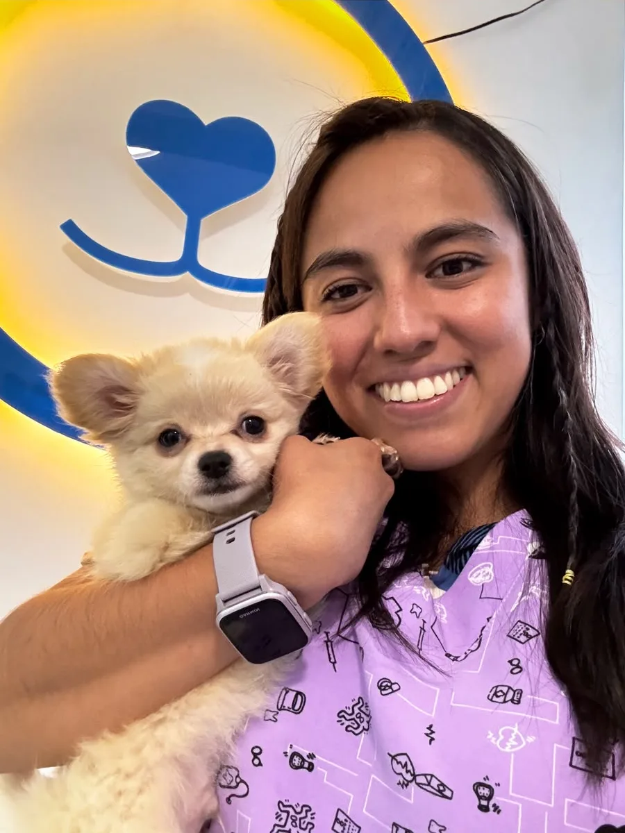 MVZ. Jimena Núñez Pacheco sosteniendo a una paciente canina