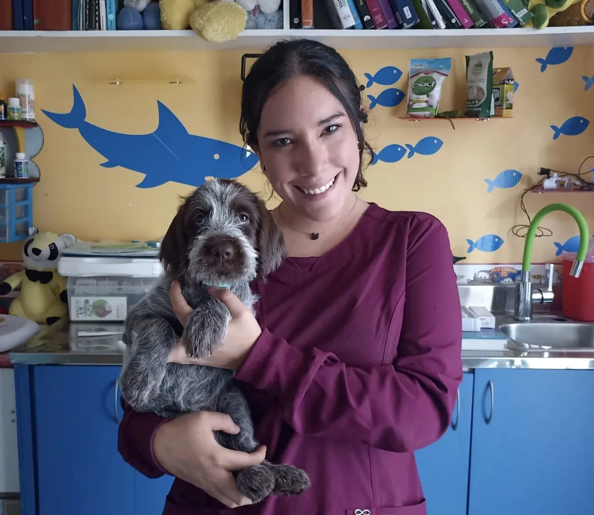 MVZ. Paulina E. Ortiz Rivera con un paciente canino